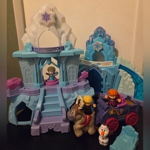 Little People Disney Frozen Castles And Figurine Bundle